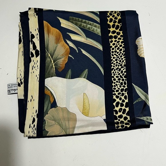 Salvatore Ferragamo 100% Silk Scarf 35x35 inches - Picture 3 of 8